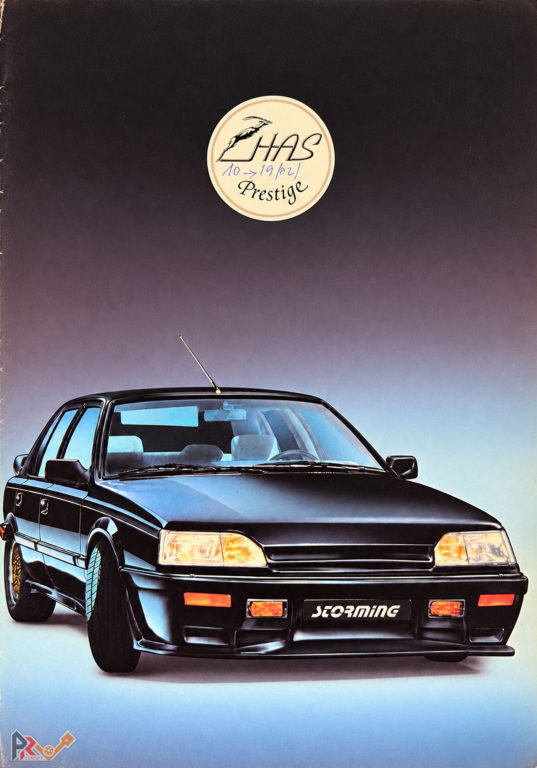 Couverture du dépliant HAS : une Renault 25 V6 Turbo noire en kit Storming, sous le macaron HAS Prestige