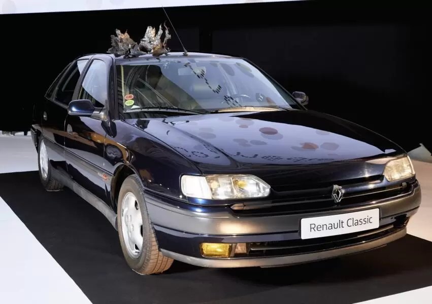 Renault Safrane V6 RXE des Visiteurs — toit déformé en « chou-fleur »