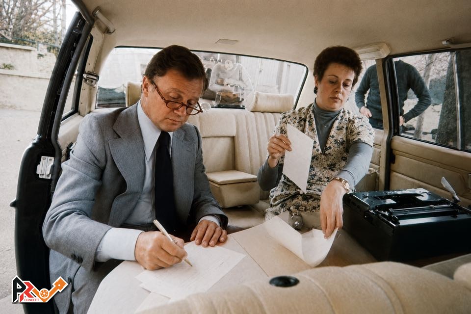 Philippe Bouvard écrivant à l'arrière de sa 604 Limousine