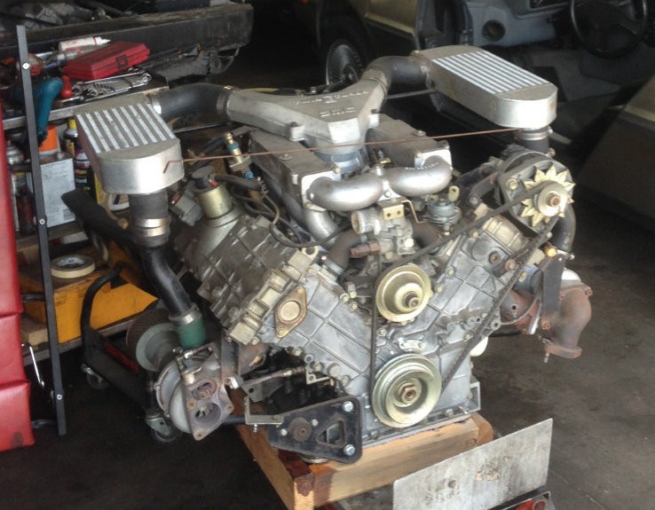 Le V6 biturbo de Legend Industries de la DeLorean n° 530, hors de la voiture : deux turbocompresseurs et deux échangeurs air-air