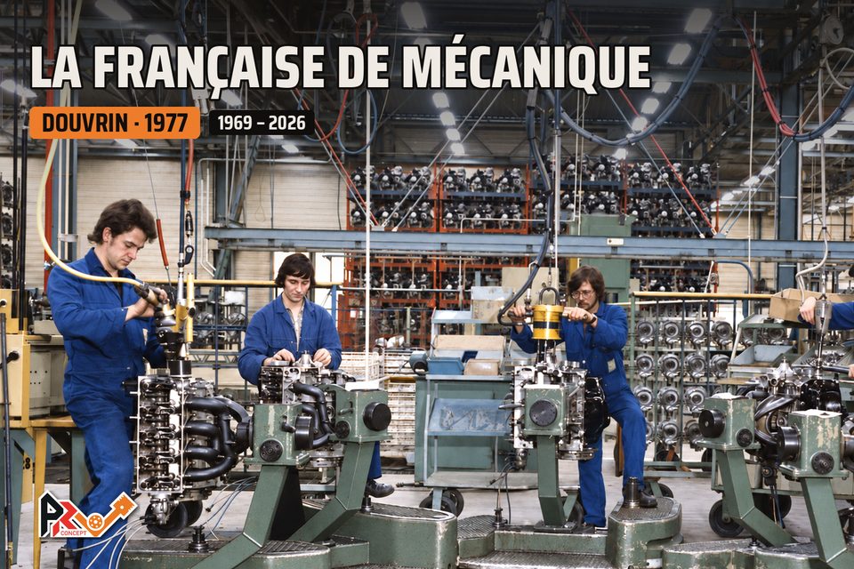 L'atelier de montage de la Française de Mécanique à Douvrin en 1977, photo colorisée : trois ouvriers en bleu de travail assemblent des moteurs