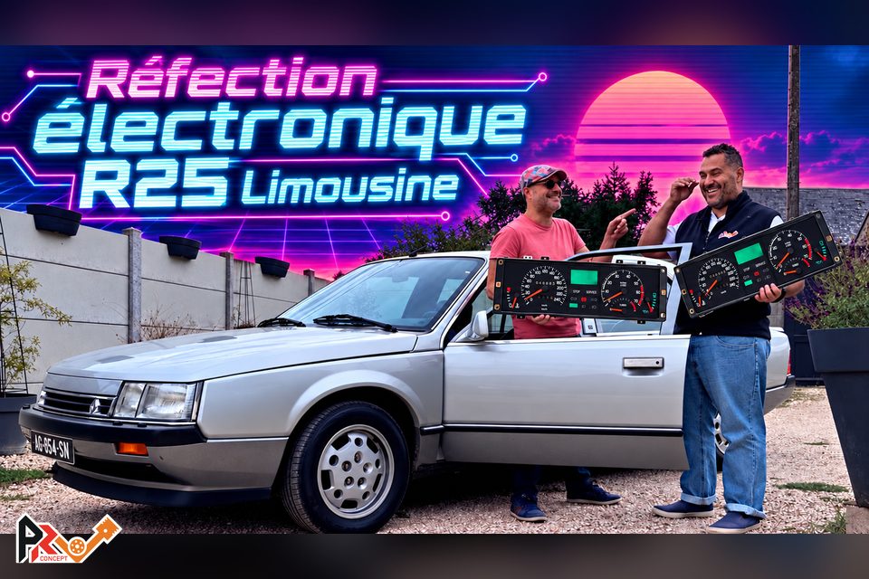 Une Renault 25 Limousine grise, portière ouverte, devant deux passionnés qui tiennent chacun un bloc compteur