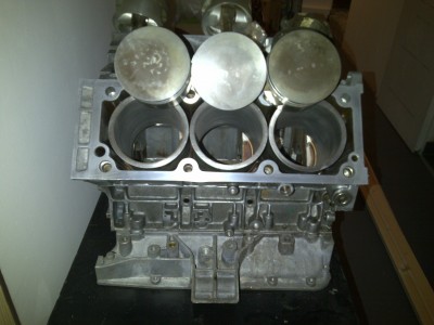 Moteur avec pistons nettoyés.jpg
