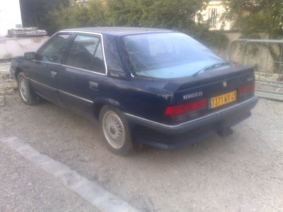Photo prise dernierement (avril 2010) de ma R25 V6 turbo Baccara.