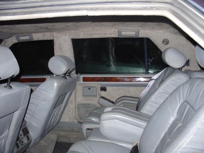 Intérieur d'une limousine remis au gout du jour,notez les sieges ergo à l'arriere et le travail alcantara/ronce de Noyer sur les'intérieurs de portes)