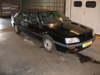 Voici la fameuse R25 V6 Turbo Baccara rallongée non heuliez.