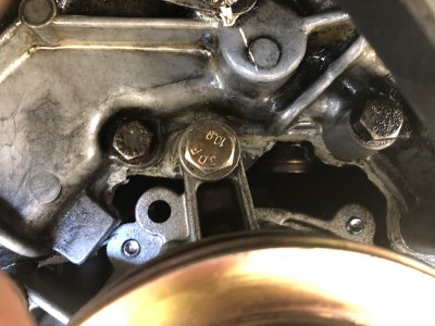 ici l'endroit de la fuite, un mastic blanc a été mis par l'ancien proprio, ça a l'air de confirmer  que le joint papier est mort ( la photo est a l'envers, désolé)