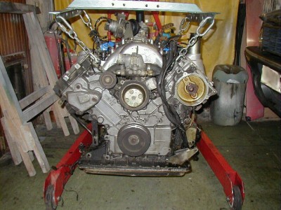 On voit bien la bosse qui cache une masse d'équilibrage sur le carter de distribution (à gauche sur la photo) sur ce moteur de 505